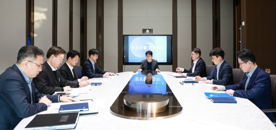 유상대 한국은행 부총재가 지난달 20일 서울 중구 한국은행에서 열린 시장상황 점검회의에서 발언하고 있다. [한국은행 제공]